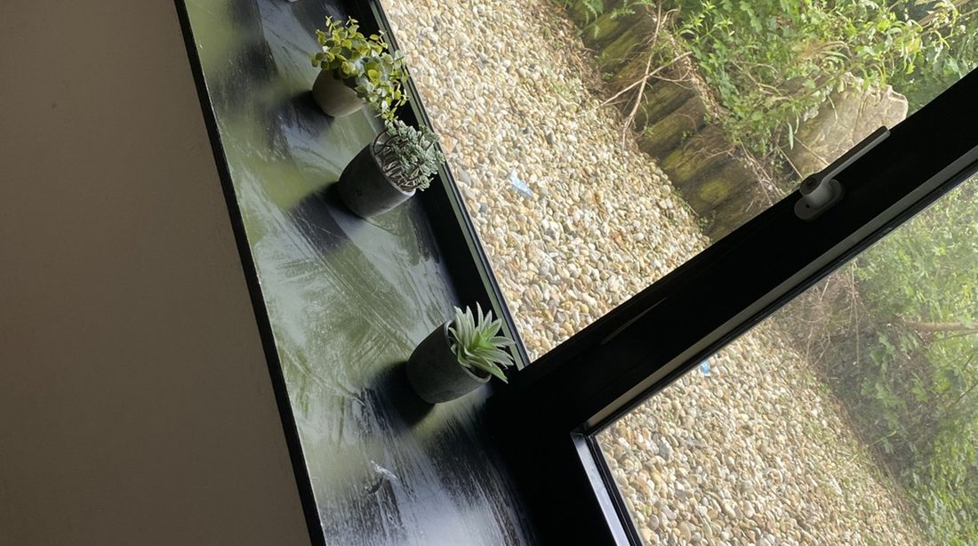 Een diepe vensterbank naast het glas, zoals in oudere Maastrichtse huizen