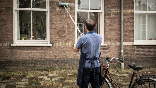 Waarom ramen strepen — en hoe vaak ze echt gewassen moeten worden