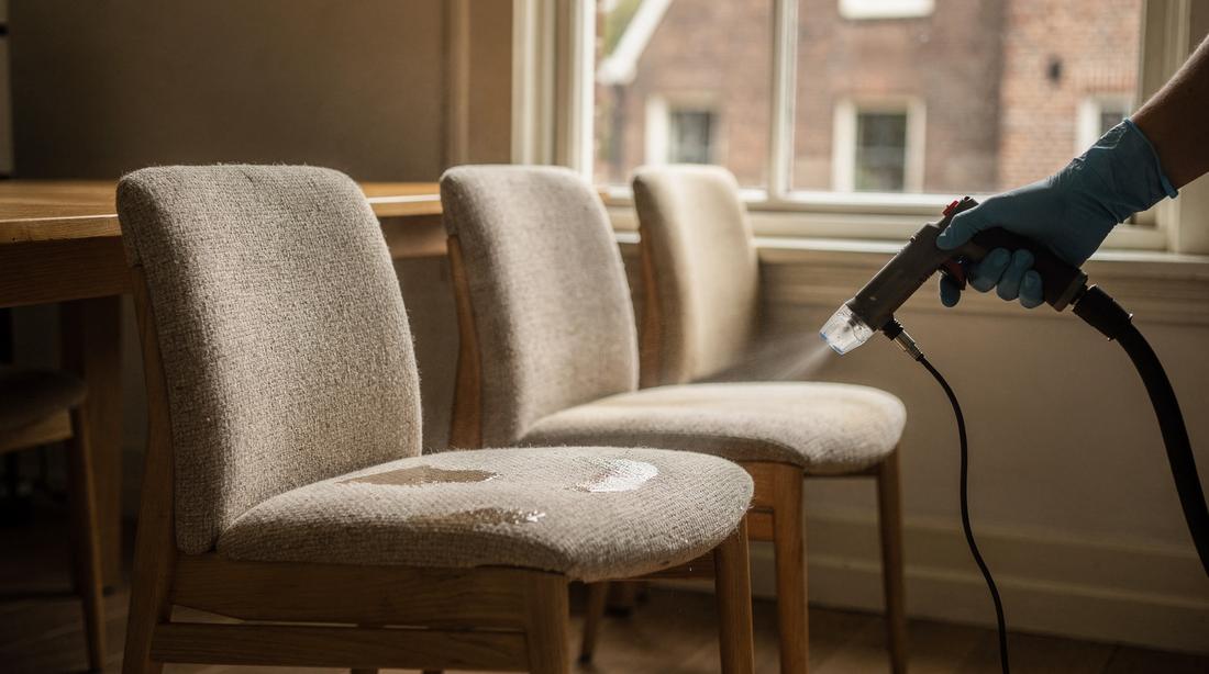 Rij eetkamerstoelen, de twee voorste net geëxtraheerd en duidelijk lichter dan de twee erachter