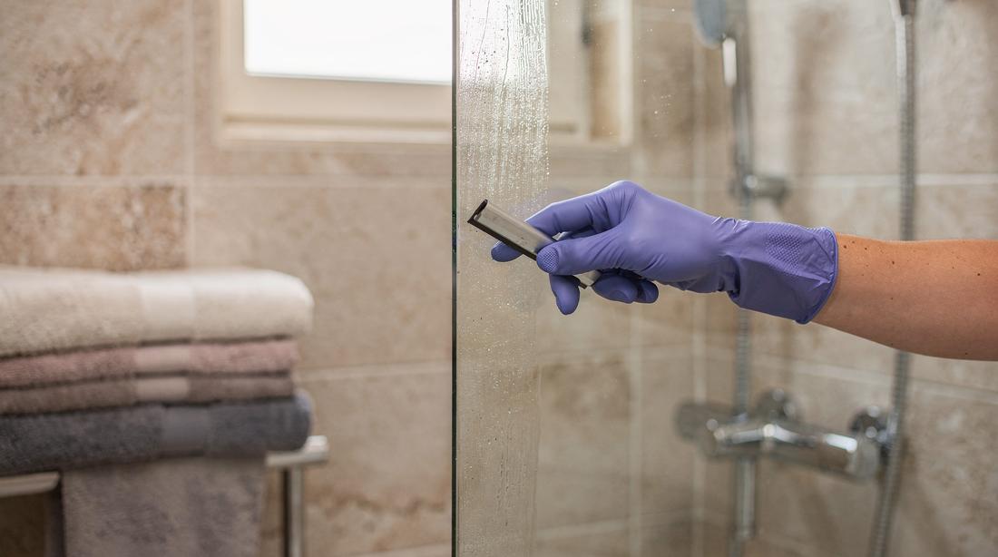 Douchewand wordt droog en helder getrokken tijdens de weekronde, nergens kalkaanslag