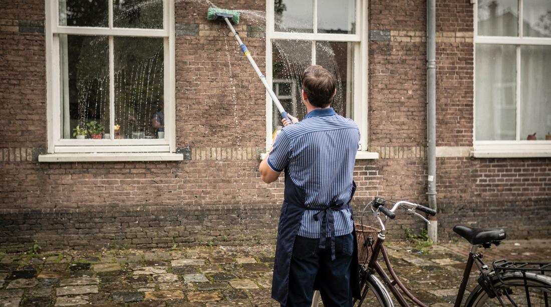 Telescoopsteel met watertoevoer reikt vanaf de stoep tot de ramen op de eerste verdieping van een Maastrichts herenhuis