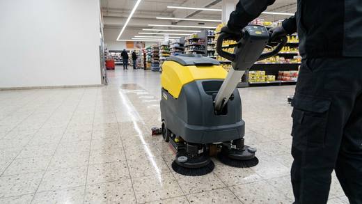 Onze eigen vloermachine aan het werk, de schone tegels glanzen erachter