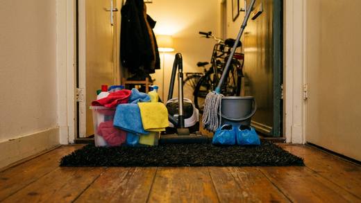 Schoonmaakset klaar bij de voordeur, direct te beginnen