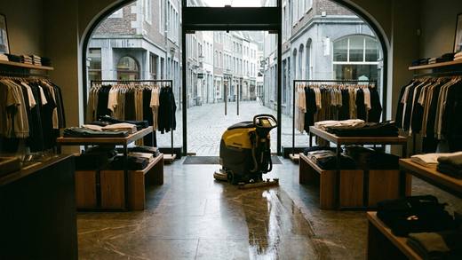 Schrobmachine trekt een schoon spoor door een Maastrichtse boetiek