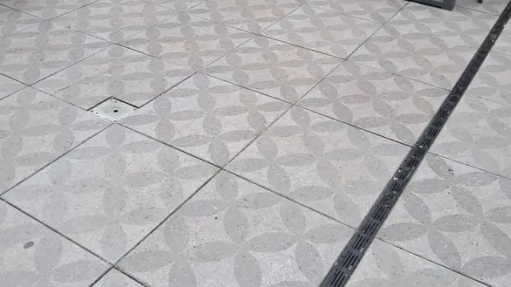 Binnenplaatstegels en een afvoergoot