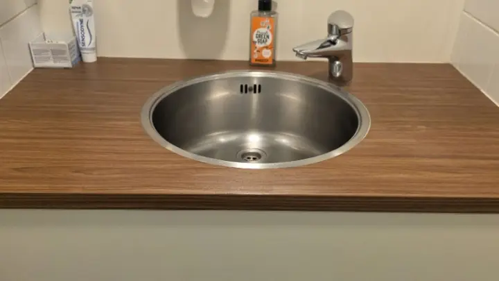 A round washbasin on a wooden counter